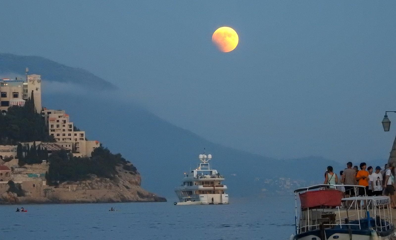 Prekrasan pogled na pomrčinu Mjeseca iz Dubrovnika Prekrasan pogled na pomrčinu Mjeseca iz Dubrovnika