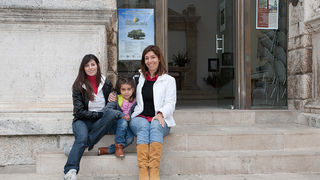 Top model Lorena Dias Terezinho i njena sestra Mara Dias, pronašle davno izgubljenu obitelj u Bibinjama, foto: Leo Banić Top model Lorena Dias Terezinho i njena sestra Mara Dias, pronašle davno izgubljenu obitelj u Bibinjama, foto: Leo Banić