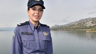 Policajka Petra Mitrović pružila je prvu pomoć unesrećenom motociklistu i bila uz njega do dolaska GSS-a koji ga je izvukla iz provalije. Photo: Dino Stanin/PIXSELL Policajka Petra Mitrović pružila je prvu pomoć unesrećenom motociklistu i bila uz njega do dolaska GSS-a koji ga je izvukla iz provalije. Photo: Dino Stanin/PIXSELL