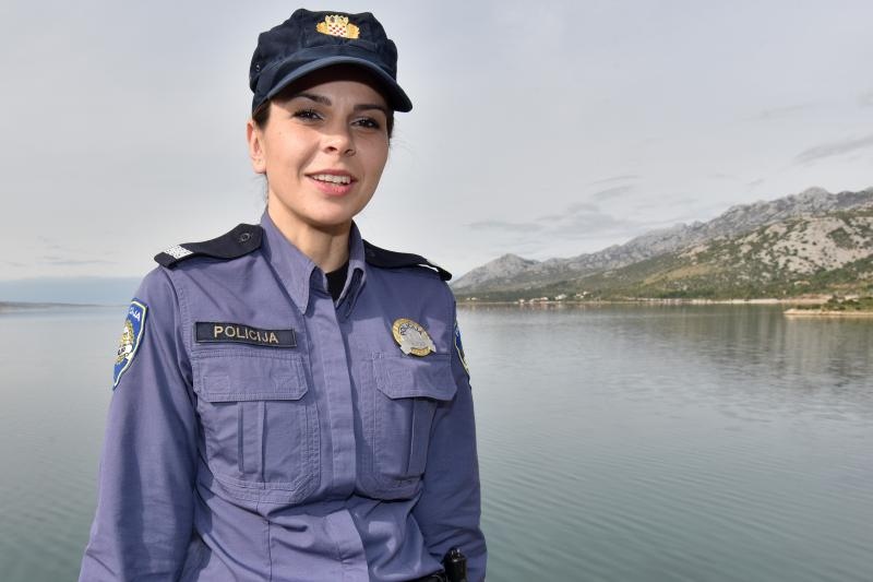 Policajka Petra Mitrović pružila je prvu pomoć unesrećenom motociklistu i bila uz njega do dolaska GSS-a koji ga je izvukla iz provalije. Photo: Dino Stanin/PIXSELL Policajka Petra Mitrović pružila je prvu pomoć unesrećenom motociklistu i bila uz njega do dolaska GSS-a koji ga je izvukla iz provalije. Photo: Dino Stanin/PIXSELL