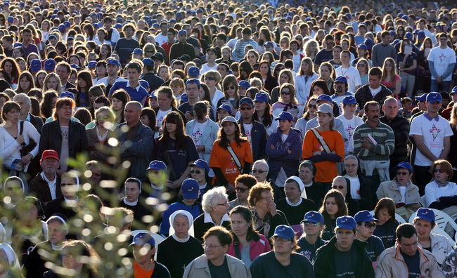 Zadar, 080510.
Zadar je domacin Susreta katolicke mladezi 2010. 
Susret ce trajati dva dana a u njemu ce sudjelovati preko 30.000 mladih iz Hrvatske i svijeta. 
Na slici: misa u sportskom centru Visnjik.
Foto: Vladimir Ivanov  / CROPIX