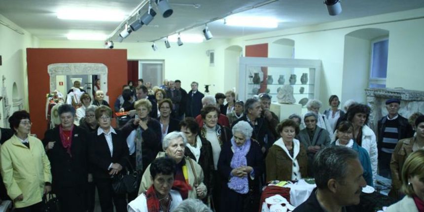 “Biljana” slavi 10 godina s Makedonskim orom i izložbom