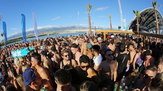 Otok Pag – Hideout festival privukao je mnogobrojnu publiku na popularnu plazu Zrce gdje se na after beach partiju u klubu Papaya plesalo cijelo poslijepodne. Photo: Filip Brala/PIXSELL