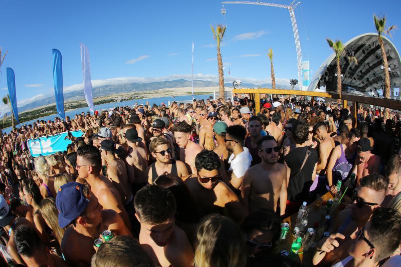 Otok Pag – Hideout festival privukao je mnogobrojnu publiku na popularnu plazu Zrce gdje se na after beach partiju u klubu Papaya plesalo cijelo poslijepodne. Photo: Filip Brala/PIXSELL