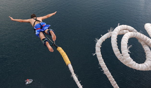 Zadar, 010710.
Danas je na Maslenickom mostu otvorena sezona Bungee Jumpinga.
Foto: Andrija Lucic / Cropix