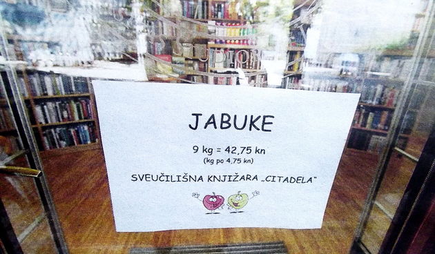 Po jabuke u sveučilišnu knjižaru