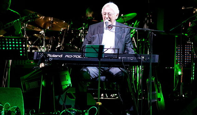 Oliver Dragojević i gudački orekestar Alana Bjelinskog na Višnjiku 22. ožujka 2011. Foto: Kristijan Orlić