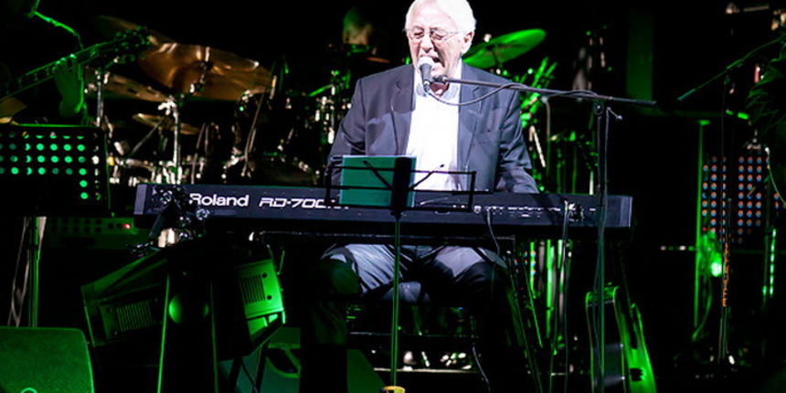 Oliver Dragojević i gudački orekestar Alana Bjelinskog na Višnjiku 22. ožujka 2011. Foto: Kristijan Orlić