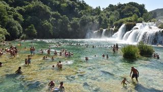 Rješenje za osvježenje: Kupanje u ledenoj rijeci Krki u NP Krka. Photo: Hrvoje Jelavić/PIXSELL