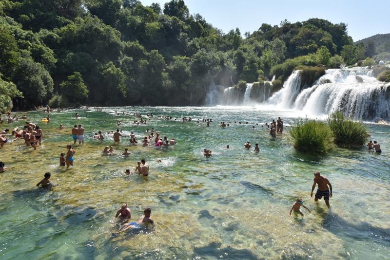 Rješenje za osvježenje: Kupanje u ledenoj rijeci Krki u NP Krka. Photo: Hrvoje Jelavić/PIXSELL