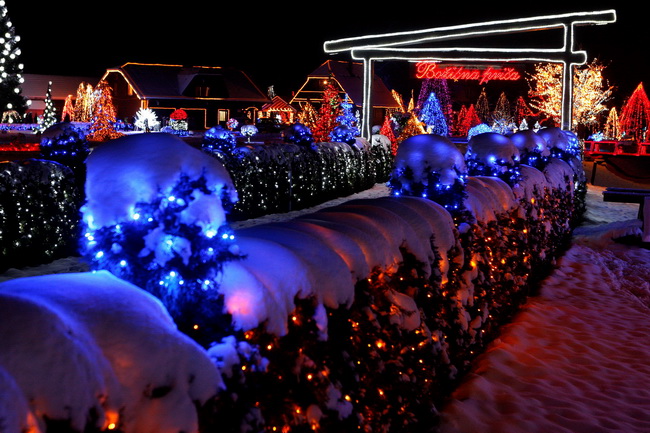 Cazma, 161209.
Grabovnica pokraj Cazme – Bozicna prica obitelji Salaj.
Zlatko Salaj ukrasio je i ove godine cijelo imanje s oko 1 milijun lampica. 
Za posjetitelje ce imanje biti otvoreno od subote 19.12. – 06. sijecnja od 17 h -21h.
Foto: Goran Mehkek /