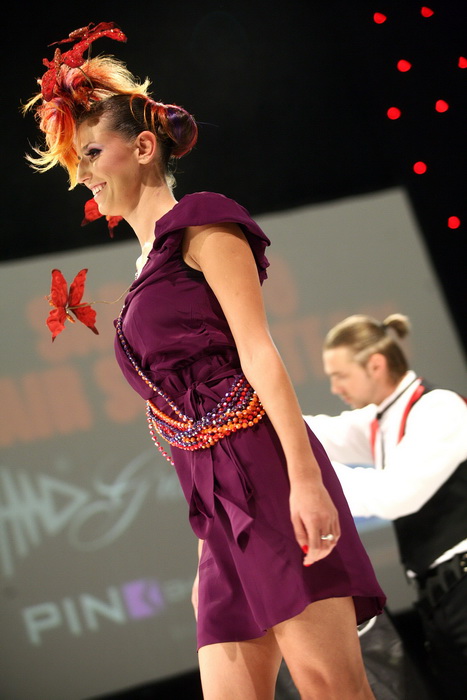 Zagreb, 250911.
U Areni Zagreb 24. i 25.09. odrzava se Beauty i Lifestyle Show, sajam ljepote.
Najveci show danas napravili su sarajevski frizeri.
Na slici: Sarajevo hair show.
Foto: Neja Markicevic / CROPIX Zagreb, 250911.
U Areni Zagreb 24. i 25.09. odrzava se Beauty i Lifestyle Show, sajam ljepote.
Najveci show danas napravili su sarajevski frizeri.
Na slici: Sarajevo hair show.
Foto: Neja Markicevic / CROPIX