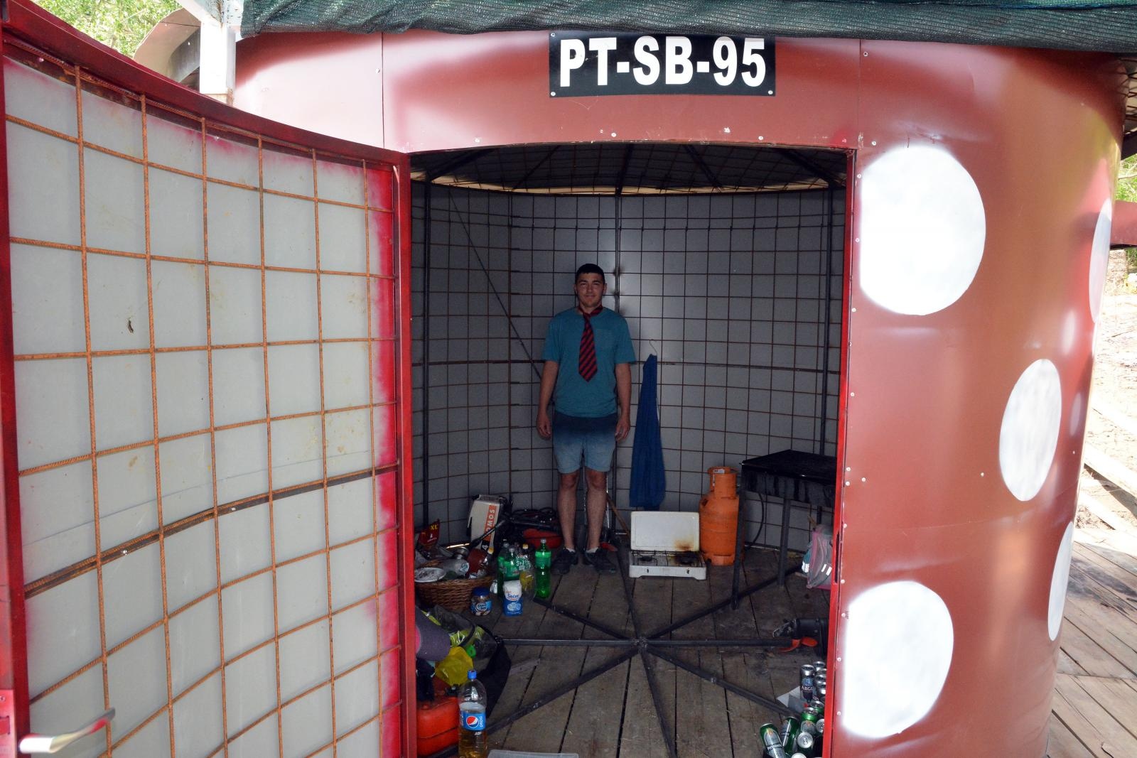 Uskoci: Dok plovimo na splavi, boravimo u loncima – otac i tri sina vlasnici zanimljivog plovila Uskoci: Dok plovimo na splavi, boravimo u loncima – otac i tri sina vlasnici zanimljivog plovila