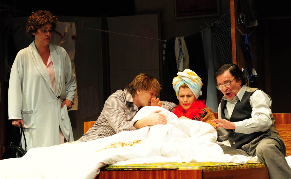 Zadar, 18.02.2013. snimio: Nenad Marčev
premijera HNK Zadar
Nikolaj Koljada: KOKOŠ, komedija
redatelj: Dražen Ferenčina
Igraju: Jasna Ančić, Tamara Šoletić, Žana Bumber,
Ivica Jončić, Mirko Šatalić,
Vinko Radovčič, Mimi Zadarski, Anto Zadar, 18.02.2013. snimio: Nenad Marčev
premijera HNK Zadar
Nikolaj Koljada: KOKOŠ, komedija
redatelj: Dražen Ferenčina
Igraju: Jasna Ančić, Tamara Šoletić, Žana Bumber,
Ivica Jončić, Mirko Šatalić,
Vinko Radovčič, Mimi Zadarski, Anto