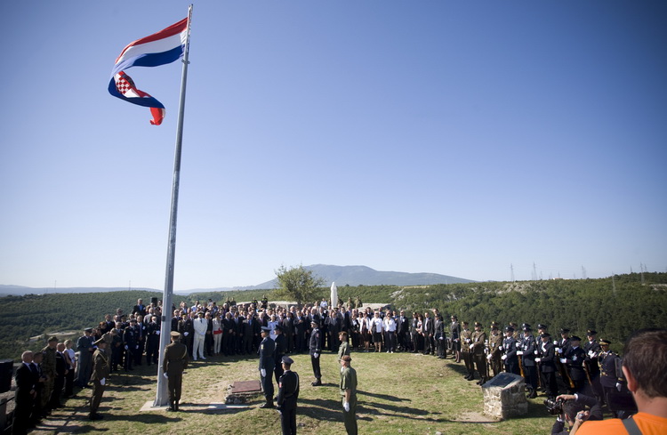 Knin, 050811.
Podizanjem zastave na Kninskoj tvrdjavi i postrojavanjem vojnih snaga na nogometnom igralistu obiljezena je 16. obljetnica VRO Oluja, Dan pobjede i domovinske zahvalnosti i Dan hrvatskih branitelja.
Foto: Ante Cizmic / CROPIX Knin, 050811.
Podizanjem zastave na Kninskoj tvrdjavi i postrojavanjem vojnih snaga na nogometnom igralistu obiljezena je 16. obljetnica VRO Oluja, Dan pobjede i domovinske zahvalnosti i Dan hrvatskih branitelja.
Foto: Ante Cizmic / CROPIX