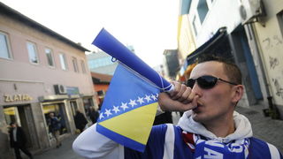 Zenica,181109.
Atmosfera uoci utakmice za odlazak na SP u nogometu izmedju Bosne i Hercegovine i Portugala. Navijaci Bosne i Hercegovine su spremni za navijanje.
Foto: Dado Ruvic / CROPIX