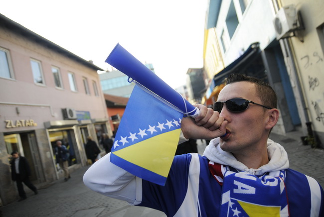 Zenica,181109.
Atmosfera uoci utakmice za odlazak na SP u nogometu izmedju Bosne i Hercegovine i Portugala. Navijaci Bosne i Hercegovine su spremni za navijanje.
Foto: Dado Ruvic / CROPIX