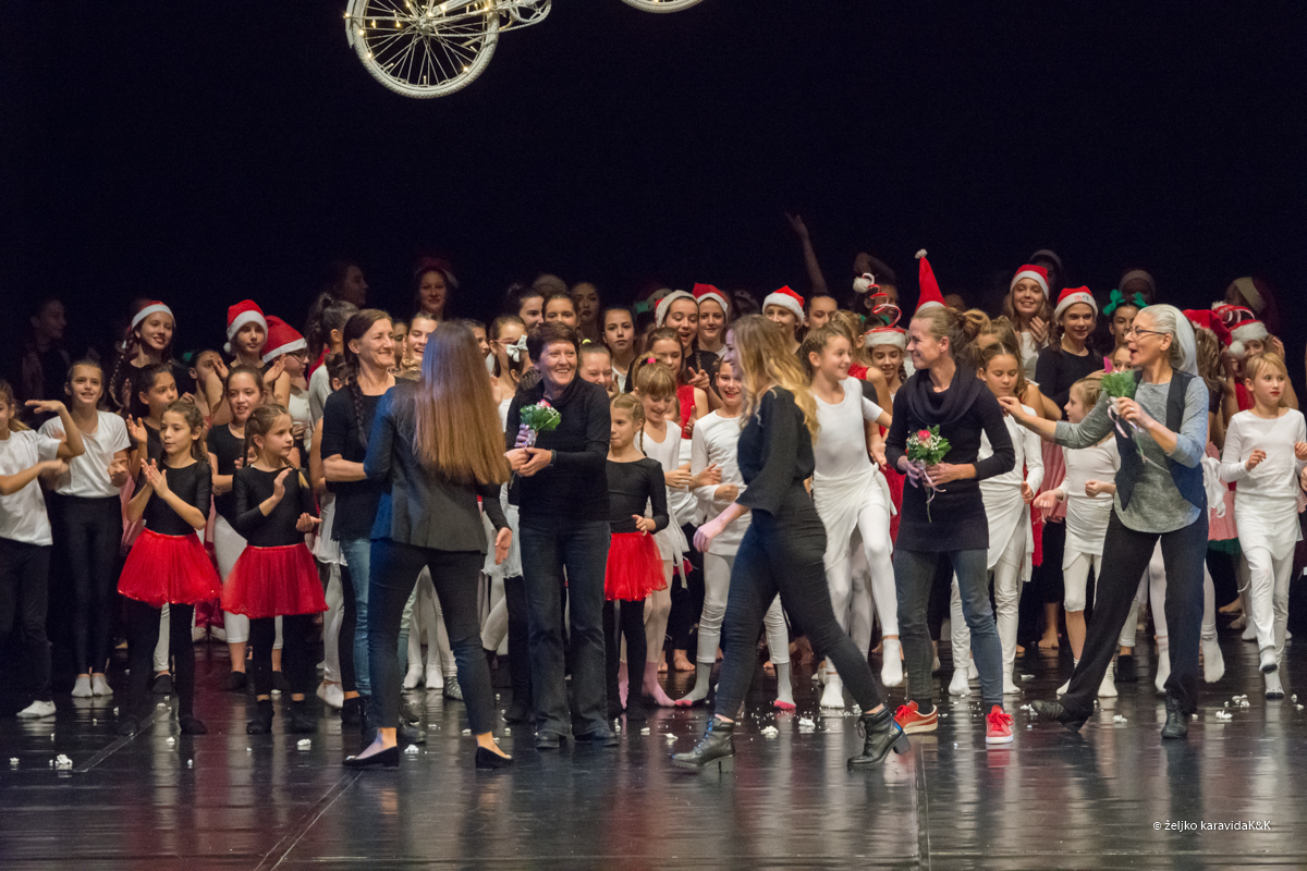 Božićna čestitka plesnog odjela Glazbene škole Blagoje Bersa