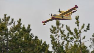 Veliki požar kod Ražanca uz vatrogasce gasili kanader i air tractor