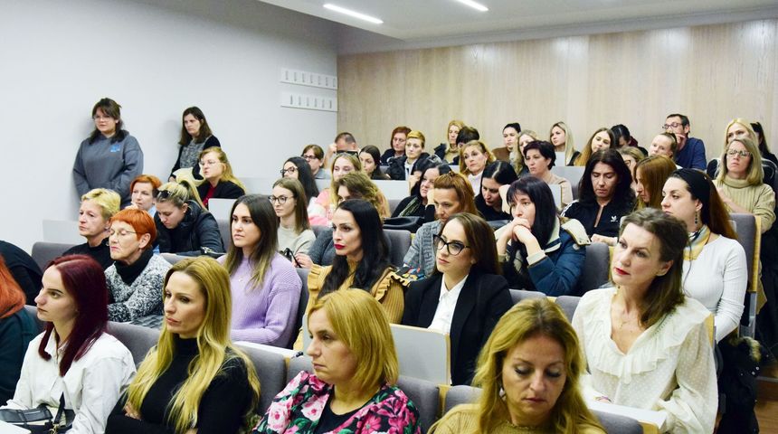 Okrugli stol “Pomoćnici u nastavi – Izazovi i perspektive” Okrugli stol “Pomoćnici u nastavi – Izazovi i perspektive”