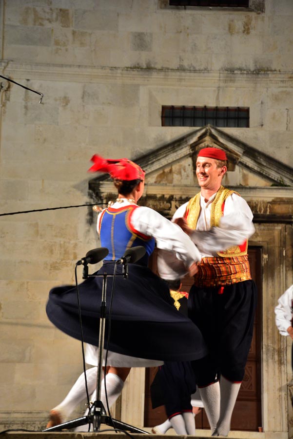 Nastup ansambla Lado ispred crkve sv. Marije ; foto Iva Perinčić Nastup ansambla Lado ispred crkve sv. Marije ; foto Iva Perinčić