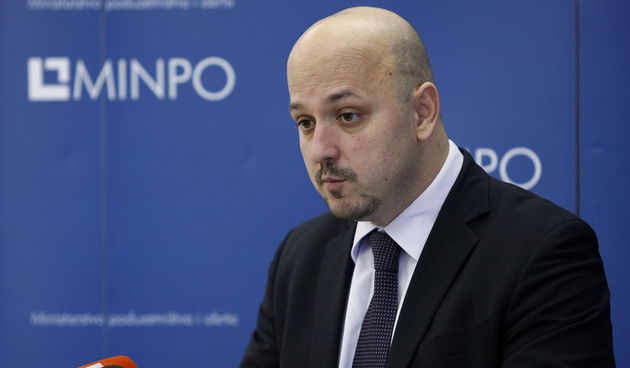 Zagreb, 031212.
Vukovarska 78.
Ministarstvo poduzetnistva i obrta.
Konferencija za medije ministra Gordana Marasa na temu rezultata rada u prvoj godini mandata ministarstva.
Na fotografiji: Gordan Maras.
Foto: Goran Mehkek / CROPIX