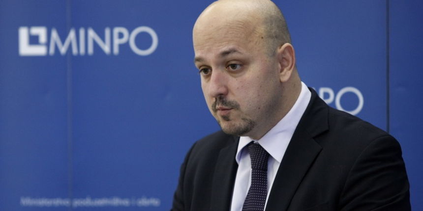 Zagreb, 031212.
Vukovarska 78.
Ministarstvo poduzetnistva i obrta.
Konferencija za medije ministra Gordana Marasa na temu rezultata rada u prvoj godini mandata ministarstva.
Na fotografiji: Gordan Maras.
Foto: Goran Mehkek / CROPIX Zagreb, 031212.
Vukovarska 78.
Ministarstvo poduzetnistva i obrta.
Konferencija za medije ministra Gordana Marasa na temu rezultata rada u prvoj godini mandata ministarstva.
Na fotografiji: Gordan Maras.
Foto: Goran Mehkek / CROPIX