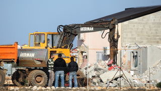 Vir, 190213.
Otok Vir. 
Kao sto je i najavljeno, pocelo je rusenje ilegalnih objekata. Polazisna tocka bagera je otok Vir na kojem je oko 8.000 bespravno izgradjenih objekata. Nesto prije 9 sati prvi je bager stigao na taj otok. Policija asistira na podru