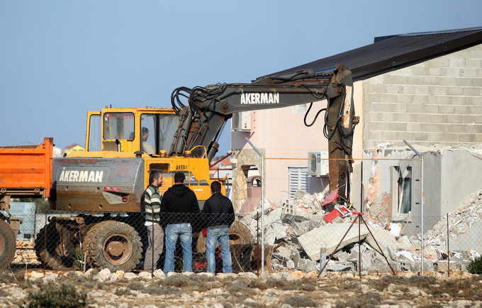 Vir, 190213.
Otok Vir. 
Kao sto je i najavljeno, pocelo je rusenje ilegalnih objekata. Polazisna tocka bagera je otok Vir na kojem je oko 8.000 bespravno izgradjenih objekata. Nesto prije 9 sati prvi je bager stigao na taj otok. Policija asistira na podru
