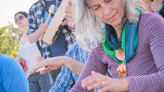 Glazbeno scenski nastup “Iskra ljubavi za mir” i grupna meditacija na Forumu