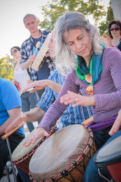 Glazbeno scenski nastup “Iskra ljubavi za mir” i grupna meditacija na Forumu