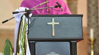 Velik broj vjernika sudjelovalo u procesiji u kojoj je nošeno tijelo Leopolda Bogdana Mandića od crkve Gospe od zdravlja do katedrale sv. Stošije Velik broj vjernika sudjelovalo u procesiji u kojoj je nošeno tijelo Leopolda Bogdana Mandića od crkve Gospe od zdravlja do katedrale sv. Stošije