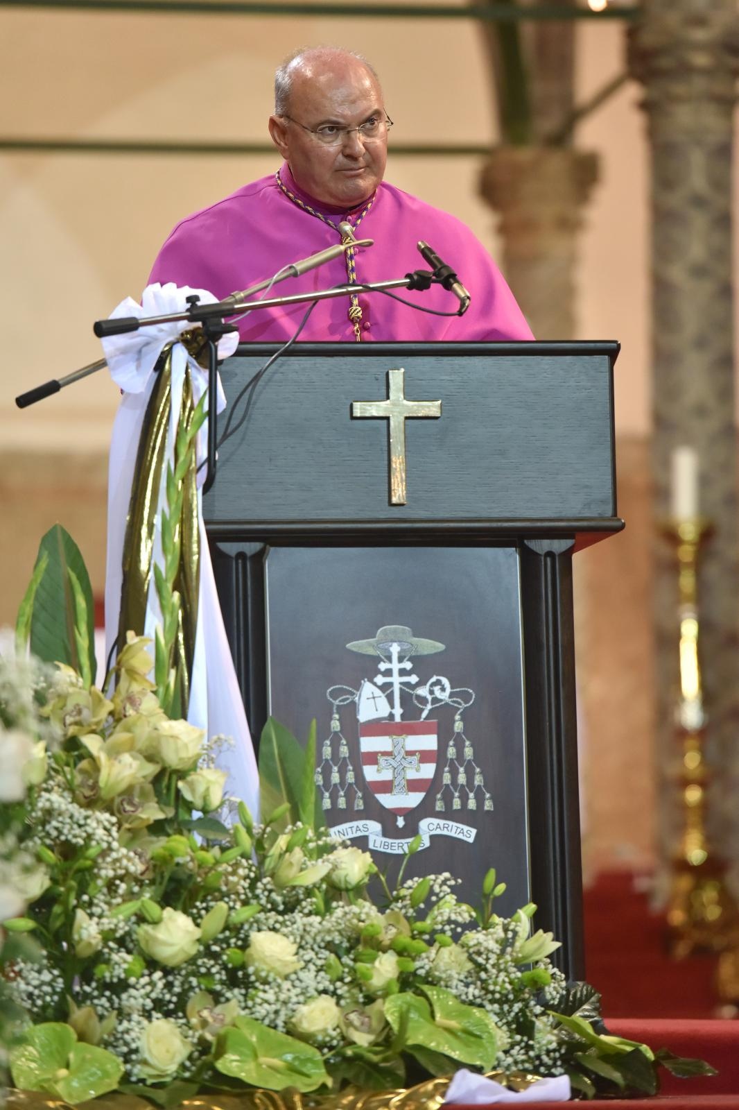 Velik broj vjernika sudjelovalo u procesiji u kojoj je nošeno tijelo Leopolda Bogdana Mandića od crkve Gospe od zdravlja do katedrale sv. Stošije Velik broj vjernika sudjelovalo u procesiji u kojoj je nošeno tijelo Leopolda Bogdana Mandića od crkve Gospe od zdravlja do katedrale sv. Stošije