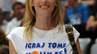 Zadar, 010610.
Dvorana Kresimir Cosic u Zadru. Druga finalna utakmica kosarkaskog prvenstva Hrvatske odigrana izmedju KK Zadar i KK Cibona.
Na slici: Barbara Ruzic, bivsa hrvatska reprezentativka i supruga Tome Ruzica, igraca Zadra, nosi majicu “Igraj To Zadar, 010610.
Dvorana Kresimir Cosic u Zadru. Druga finalna utakmica kosarkaskog prvenstva Hrvatske odigrana izmedju KK Zadar i KK Cibona.
Na slici: Barbara Ruzic, bivsa hrvatska reprezentativka i supruga Tome Ruzica, igraca Zadra, nosi majicu “Igraj To