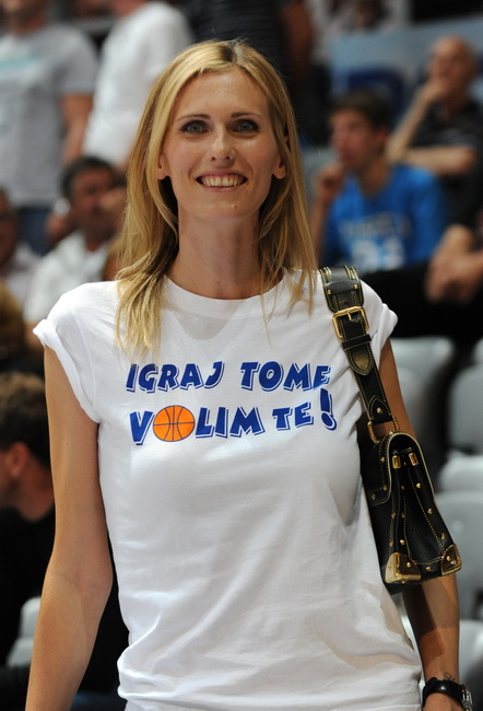 Zadar, 010610.
Dvorana Kresimir Cosic u Zadru. Druga finalna utakmica kosarkaskog prvenstva Hrvatske odigrana izmedju KK Zadar i KK Cibona.
Na slici: Barbara Ruzic, bivsa hrvatska reprezentativka i supruga Tome Ruzica, igraca Zadra, nosi majicu “Igraj To Zadar, 010610.
Dvorana Kresimir Cosic u Zadru. Druga finalna utakmica kosarkaskog prvenstva Hrvatske odigrana izmedju KK Zadar i KK Cibona.
Na slici: Barbara Ruzic, bivsa hrvatska reprezentativka i supruga Tome Ruzica, igraca Zadra, nosi majicu “Igraj To