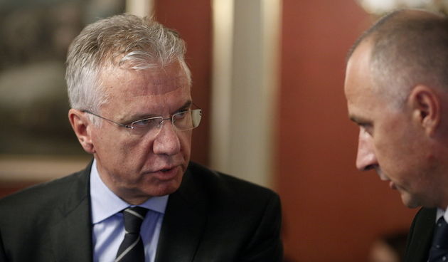 Zagreb, 060912.
Redovna sjednica Vlade RH u Banskim dvorima na Markovom trgu.
Na slici: ministar zdravlja Rajko Ostojic i ministar graditeljstva Ivan Vrdoljak.
Foto: Dragan Matic / CROPIX