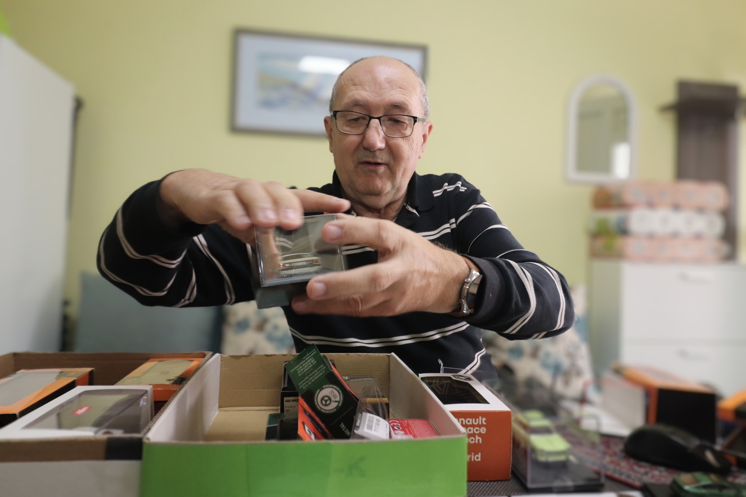 Dušan Erkalović iz Vira jedan je od najvećih kolekcionara autića u Hrvatskoj Dušan Erkalović iz Vira jedan je od najvećih kolekcionara autića u Hrvatskoj