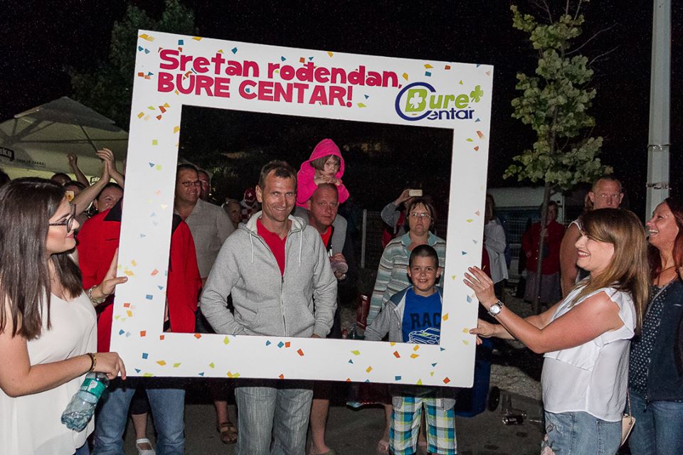 Tomislav Bralić i klapa Intrade na rođendanskoj proslavi Bure centra Tomislav Bralić i klapa Intrade na rođendanskoj proslavi Bure centra