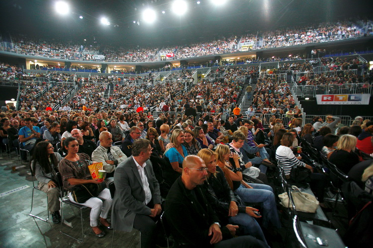 Zagreb, 200911.
Laniste, dvorana Arena.
Koncert britanskog pjevaca i tekstopisaca George Michaela.
Na slici: publika.
Foto: Goran Mehkek / CROPIX Zagreb, 200911.
Laniste, dvorana Arena.
Koncert britanskog pjevaca i tekstopisaca George Michaela.
Na slici: publika.
Foto: Goran Mehkek / CROPIX