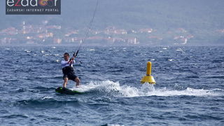 Guštanje surfera u jakom jugu Guštanje surfera u jakom jugu
