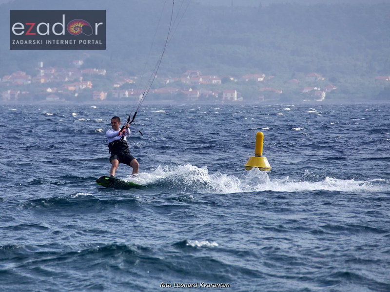 Guštanje surfera u jakom jugu Guštanje surfera u jakom jugu