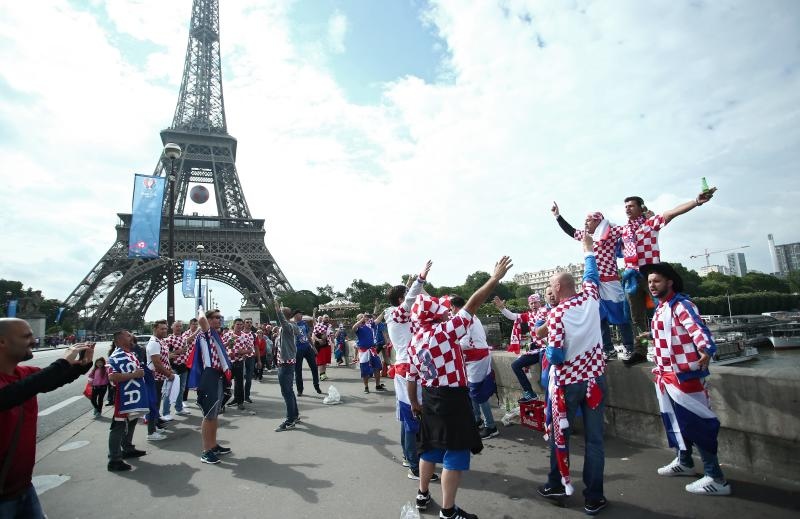 Euro 2016: Hrvatski navijači napravili fenomenalnu atmosferu u Parizu. Photo: Sanjin Strukić/PIXSELL Euro 2016: Hrvatski navijači napravili fenomenalnu atmosferu u Parizu. Photo: Sanjin Strukić/PIXSELL