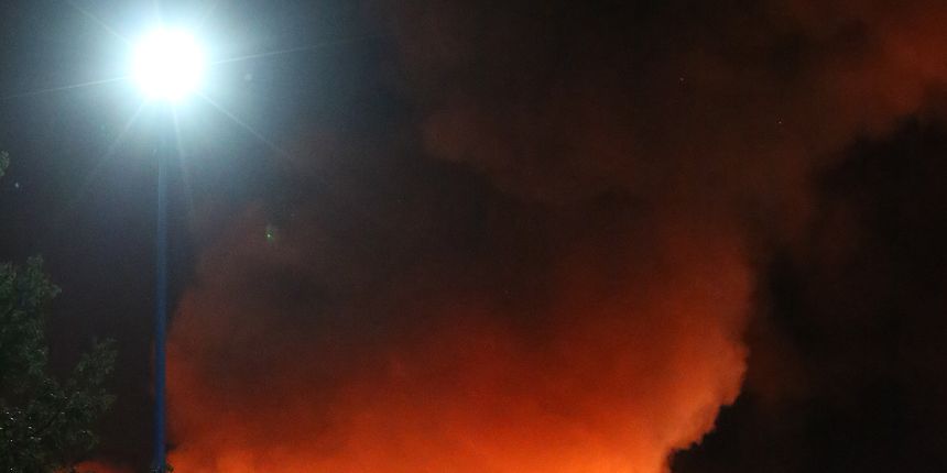 Unutar pogona C.I.O.S.-a na Jankomiru izbio veliki požar Unutar pogona C.I.O.S.-a na Jankomiru izbio veliki požar