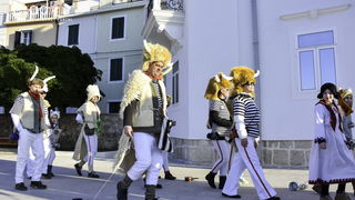 Paški zimski karneval 2018: Karnevalska povorka prošla ulicama grada do Pijace