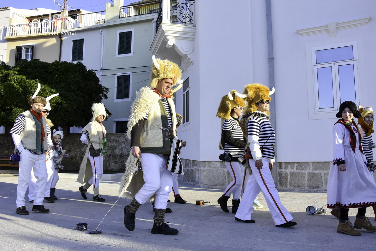 Paški zimski karneval 2018: Karnevalska povorka prošla ulicama grada do Pijace