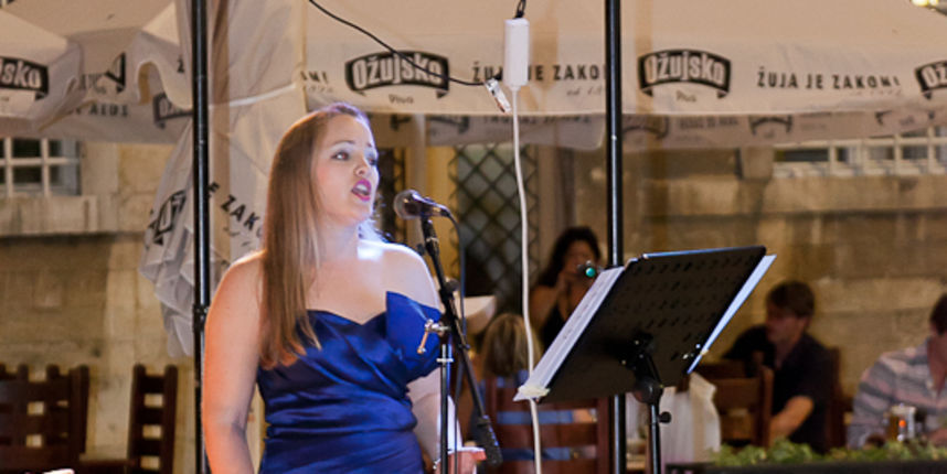 Festival Zadar classic open air na trgu Petra Zoranića, sopranistica Nela Šarić i pijanistica Blanka Aždajić Medić, foto: Darko Belančić Festival Zadar classic open air na trgu Petra Zoranića, sopranistica Nela Šarić i pijanistica Blanka Aždajić Medić, foto: Darko Belančić