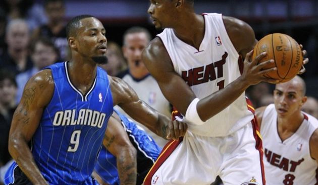 Miami Heat Chris Bosh (R) looks for an opening against the defense of Orlando Magic Rashard Lewis  // Reuters