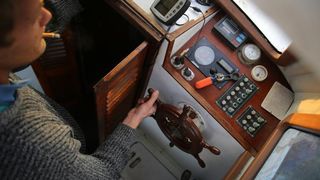 22.12.2013., Zadar – Neobicno toplo vrijeme za prve dane zime dodatni je poticaj za otisnuti se na more i uloviti koju lignju za Badnju vecer. Iako zbog oseke gotovo da nisu mogli isploviti, dva Privlacanca na nedjeljno poslijepodne udaljila su se od ob