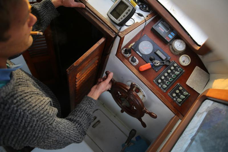 22.12.2013., Zadar – Neobicno toplo vrijeme za prve dane zime dodatni je poticaj za otisnuti se na more i uloviti koju lignju za Badnju vecer. Iako zbog oseke gotovo da nisu mogli isploviti, dva Privlacanca na nedjeljno poslijepodne udaljila su se od ob