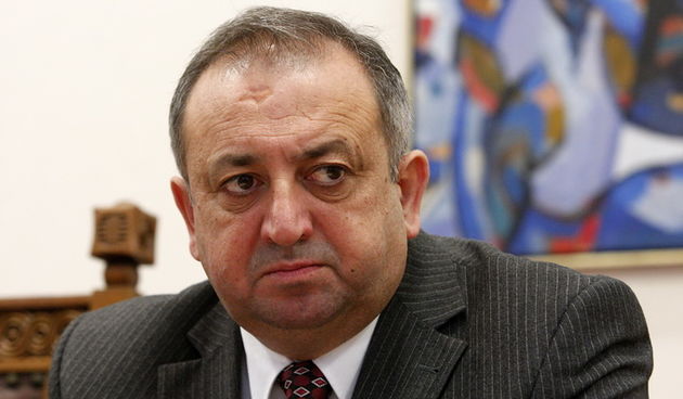 Zagreb, 141212.
Sabor.
Klub zastupnika HDSSB-a odrzao press konferenciju sa temom prijedloga Kluba zastupnika HDSSB-a o novim zakonskim rjesenjima Zakona o drzavnom odvjetnistvu i Zakona o Sigurnosno obavjestajnom sustavu RH.
Na fotografiji: Dinko Buric.